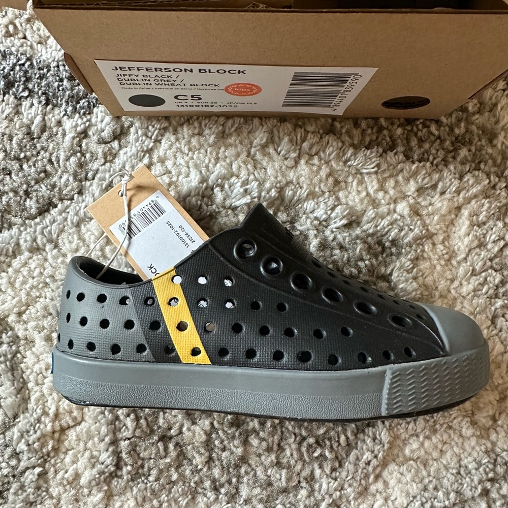 Native Jefferson Shoes - black NWT Size C5